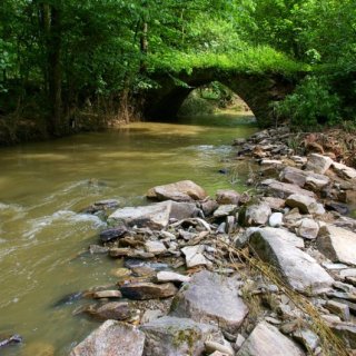 Nová panoramata u kamenného mostku