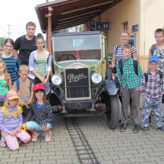 Společná fotka u historického automobilu
