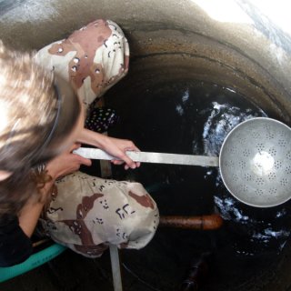 Čištění studny na tábor