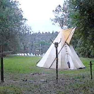 Posvátné teepee u totemového háje