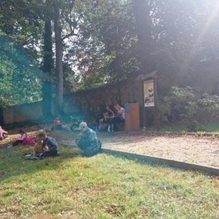 Odpočinek v zámeckém parku